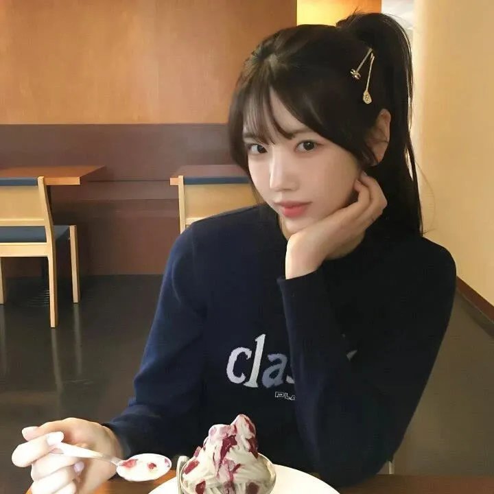 给小酒馆女子喝高杯酒